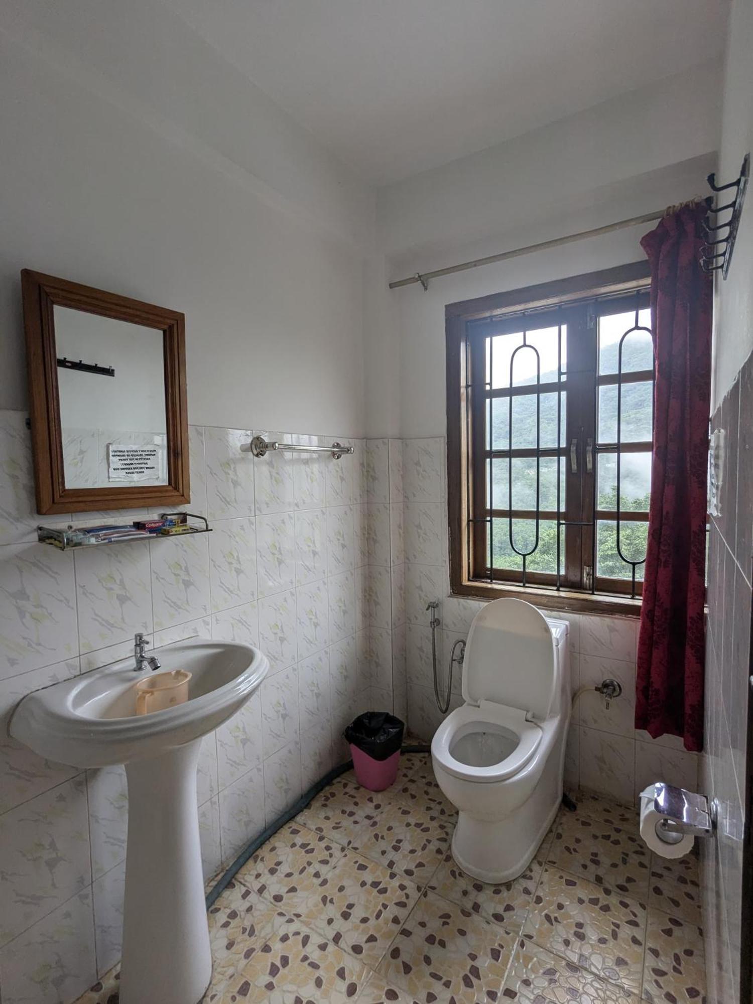 Dovipie Inn Kohima Ngoại thất bức ảnh