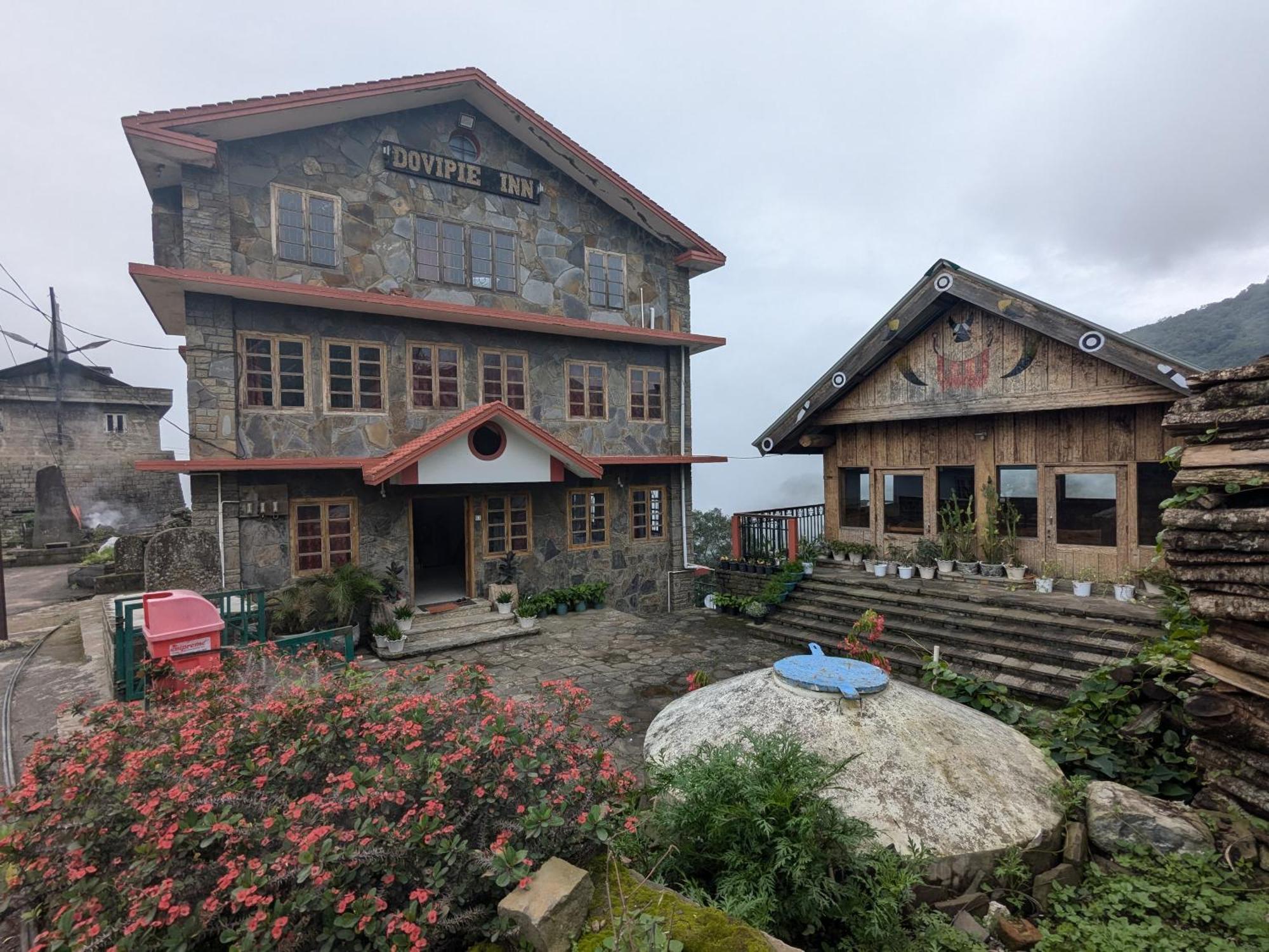 Dovipie Inn Kohima Ngoại thất bức ảnh